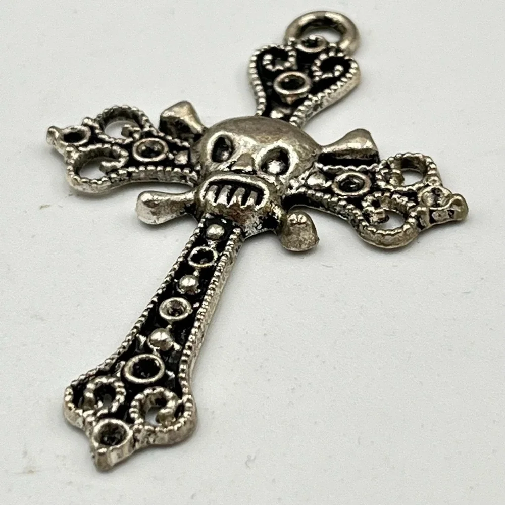 VTG Gothic Skull & Crossbones Filigree Cross Pendant Silver Tone Retro Biker Y2K
